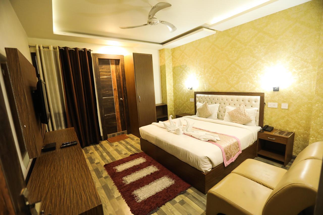 The Grand Orion Hotel Chinhat Exterior photo