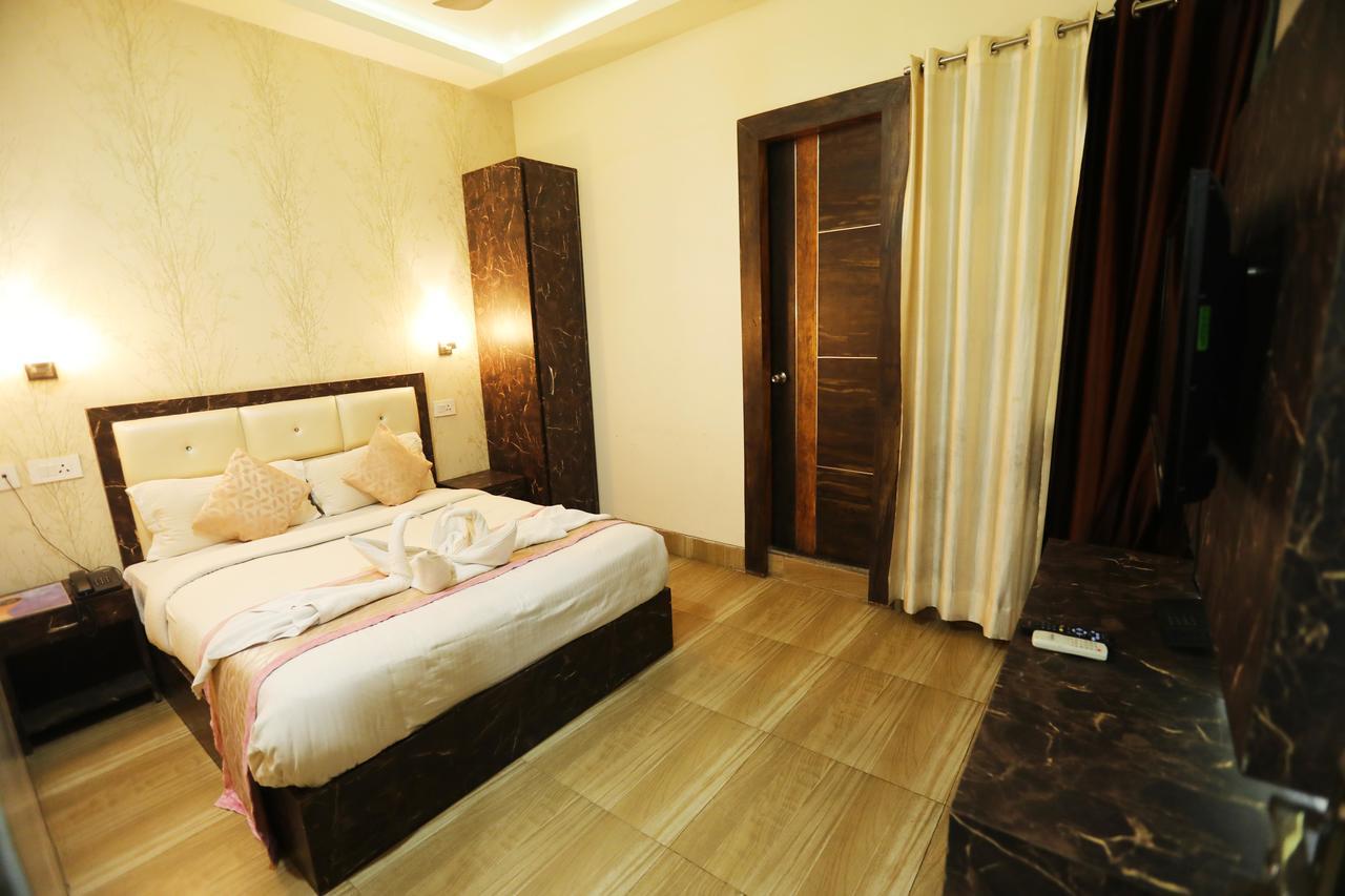 The Grand Orion Hotel Chinhat Exterior photo